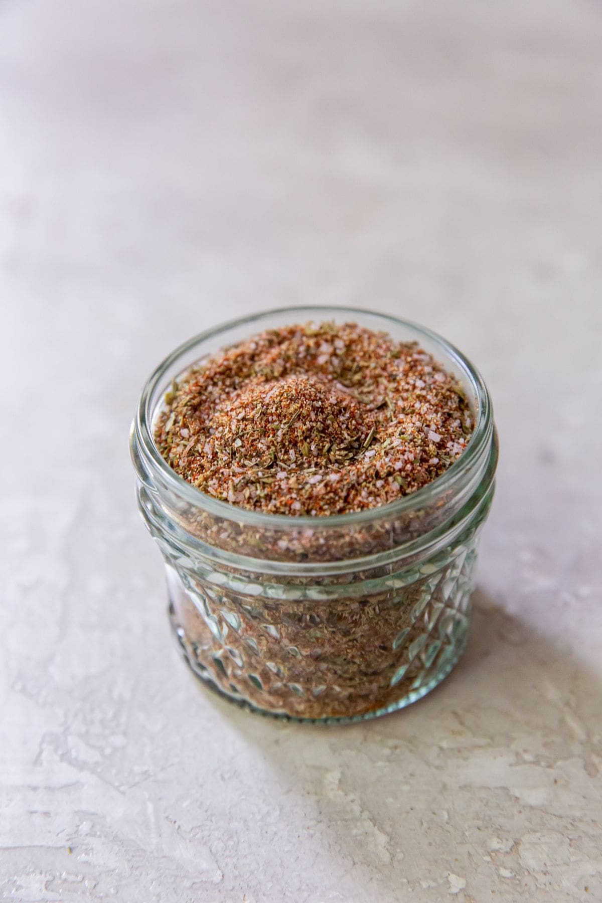 Mason jar with dry rub seasoning inside