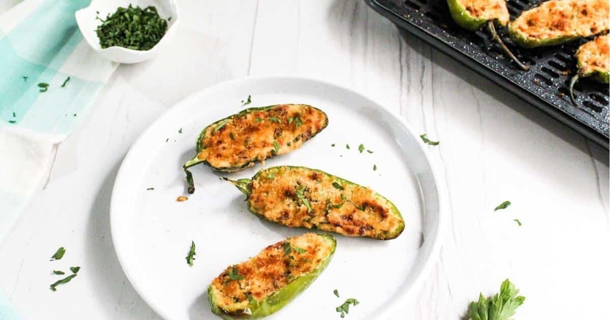 Easy Appetizers a Plate of Air Fryer Jalapeño Poppers