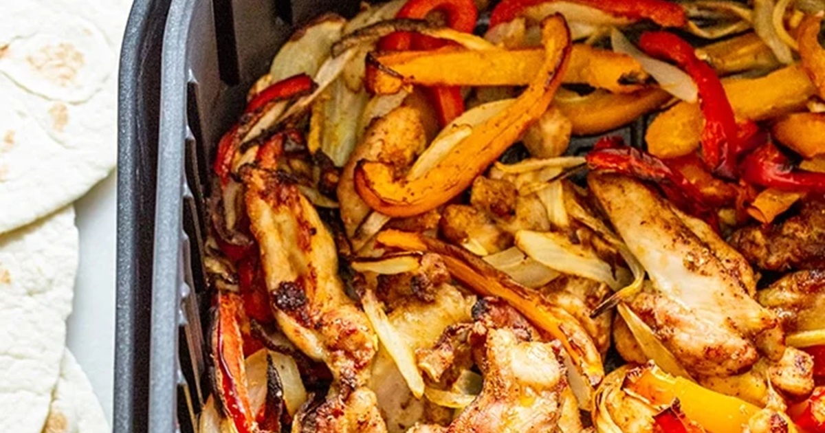 One-Pan Air Fryer Chicken and Veggie Recipes Close Up of Air Fryer Chicken Fajitas