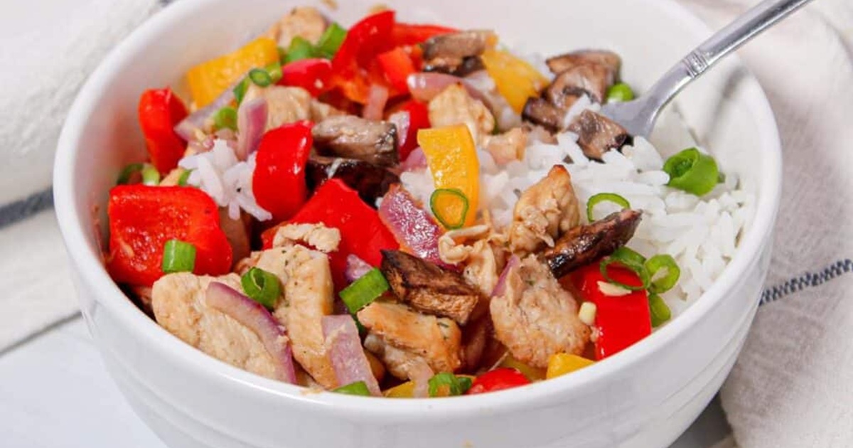 One-Pan Air Fryer Chicken and Veggie Recipes Easy Air Fryer Stir Fry with Chicken and Vegetables in a Bowl with White Rice
