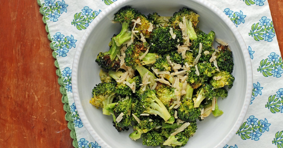 WW Air Fryer Recipes Air Fryer Garlic Parmesan Broccoli in a White Bowl
